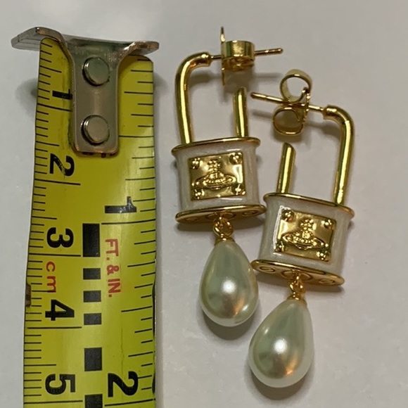 Sold out Vivienne Westwood lgold padlock pearl drop earring - Picture 6 of 7